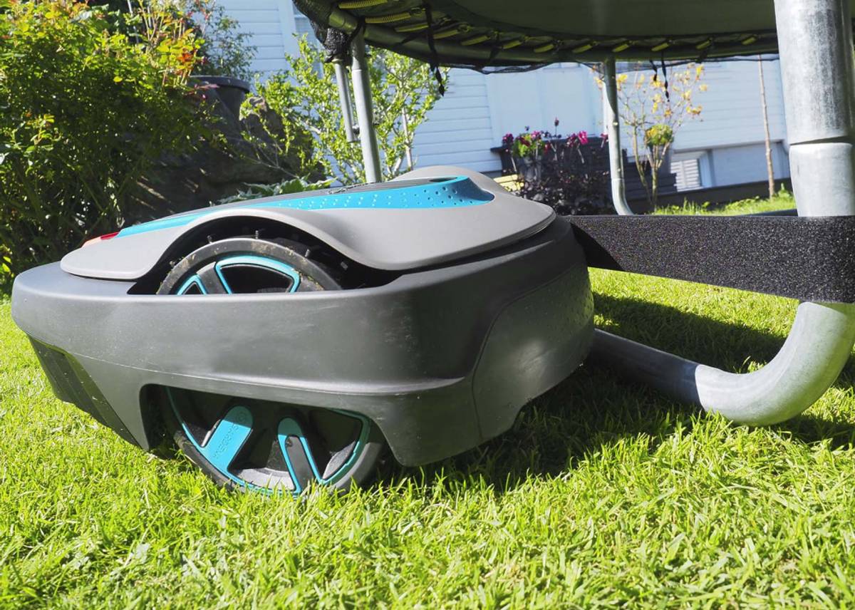 Robostop unit ensuring trampoline safety against robotic lawn mowers.